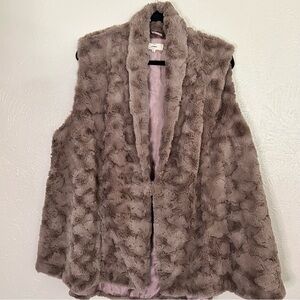 Faux Fur vest, XL, Fully Lined with pockets and A line shape, Color Mauve